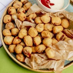 fried dushbara served with sauce